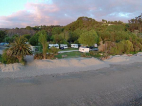  Golden Bay Holiday Park  Оникака